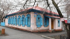 Старый дом на Толе би: есть ли там подземный ход, спрятаны ли сокровища, что защищает его от сноса