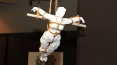 Связанные 3D-скульптуры и пылающая келин: художники подняли вопрос бытового насилия