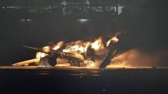 В аэропорту Токио загорелся самолёт
