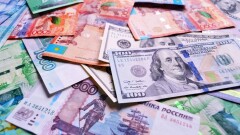 "Зависимость тенге от рубля снижается". Что будет с курсом тенге, рубля и доллара в этом году