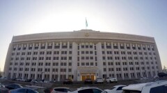В Алматы слышен грохот с площади в центре города
