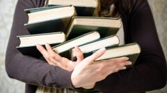 "Глаза у нас на кончиках пальцев". В каких условиях работают издатели книг в Казахстане