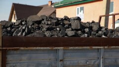 "Горит, но тепла нет". Карагандинцы жалуются на плохое качество угля