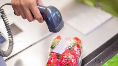 "Убивают бизнес". Владельцы придомовых магазинов выступают против маркировки товаров
