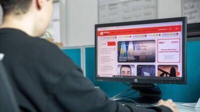 Доллар падает, врач убит, вагоны застряли. Главное за неделю