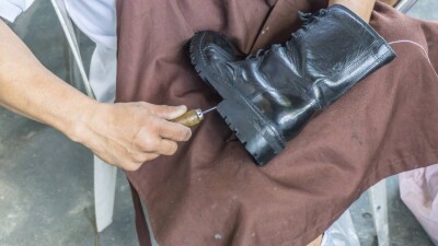 Почему власти Франции решили частично оплачивать ремонт старой одежды и обуви