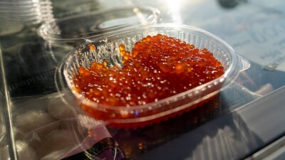 Как выбрать красную икру к новогоднему столу и сколько она стоит