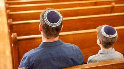 "Страшно носить кипу". В Британии отмечается рекордный рост проявлений антисемитизма