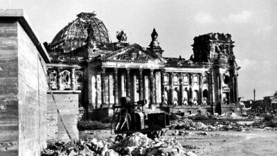 Молчавшие родители и разъярённые дети. Вышел русский перевод книги "Волчье время" – о том, как Германия пережила послевоенное десятилетие