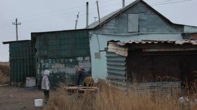 Астанчане годами обитают на дачах в ожидании сноса. Как они выживают