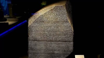 Розеттский камень: как 200 лет назад случайная находка помогла разгадать египетские иероглифы