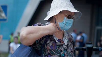 В Алматы вступили в силу ограничения "жёлтой" зоны. Носят ли алматинцы маски