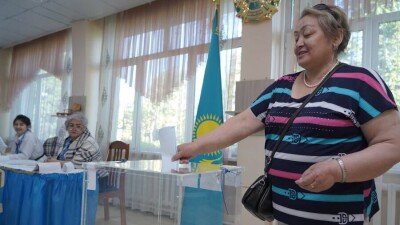 "Грубых нарушений не зафиксировано". Как в Алматы работают участки для голосования