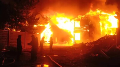 В Алматы 66 человек тушат горящую баню