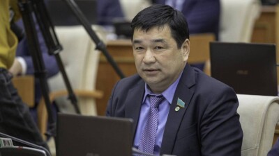 Случай Абильдаева: кого ещё в Казахстане исключали из партий и лишали депутатского мандата