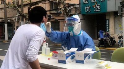 "Остались без продуктов". Как живут казахстанцы в закрытом на локдаун Шанхае