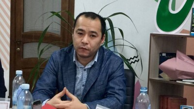 "Чтобы всё, что написал Абай о нас, стало неправдой". Поэт Ербол Жумагул представил новый перевод "Слов назидания" Абая
