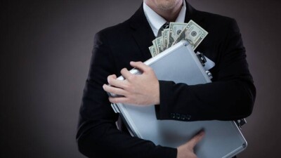 Политолог: уехавшие из Казахстана миллионеры могут вернуть деньги добровольно