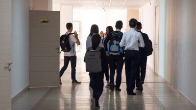 В 147 школах Казахстана дети учатся в три смены