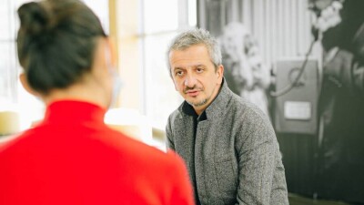 “Человек Летучая Мышь против Леонида Ильича Брежнева”. Константин Богомолов рассказал о спектакле, который привёз в Казахстан