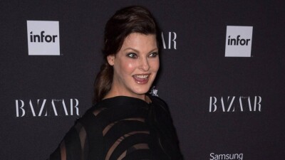 Супермодель Линда Евангелиста появилась на обложке Vogue после "изуродовавшей" её косметической процедуры