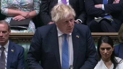 Бориса Джонсона вновь разнесли в парламенте за незаконные вечеринки. Британскому премьеру может грозить отставка