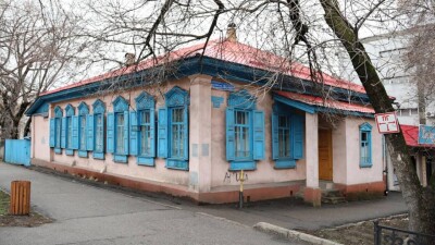 Старый дом на Толе би: есть ли там подземный ход, спрятаны ли сокровища, что защищает его от сноса