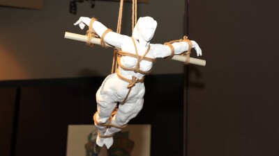 Связанные 3D-скульптуры и пылающая келин: художники подняли вопрос бытового насилия