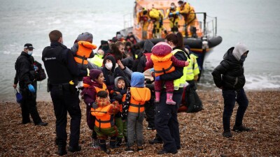Власти Британии намерены автоматически депортировать нелегальных мигрантов. Оппозиция резко против