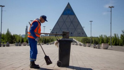 Сотрудники "Астана тазалык" возмущены условиями труда и уровнем зарплат