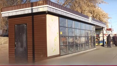 "Стоимостью с квартиру". Установленные тёплые остановки в Костанае не работают