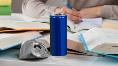 В Казахстане детям свободно продают энергетики. Насколько они опасны