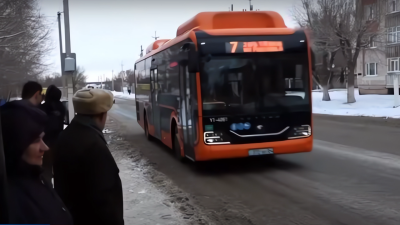 "Желающих работать за 300 тысяч тенге нет". Из-за нехватки водителей жители Актобе не могут дождаться автобусов