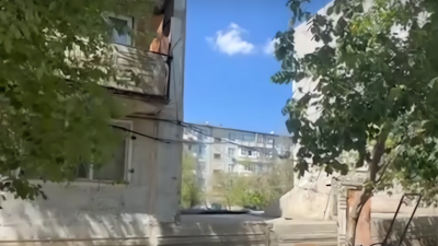 В Сатпаеве разрушается дом, в котором снесли только один аварийный подъезд, а в остальных по-прежнему живут люди
