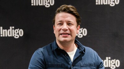 "Я диктовал свои книги, чтобы их не писать": Джейми Оливер рассказал о жизни с дислексией