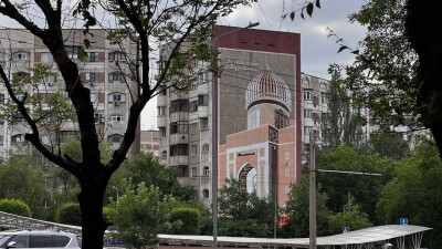 Картины на алматинских панельках. Откуда там взялись мечети, церкви и сфинкс