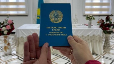 "Порой фамилии женщин звучат в обществе намного громче, чем фамилии их мужей". Стоит ли брать фамилию мужа