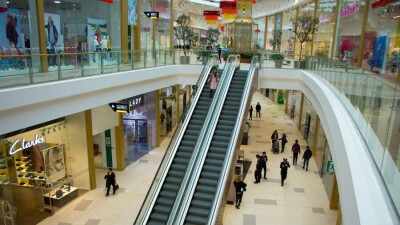 За хлебом или за зрелищем? Казахстанцы вернулись к привычке ходить семьями в ТРЦ