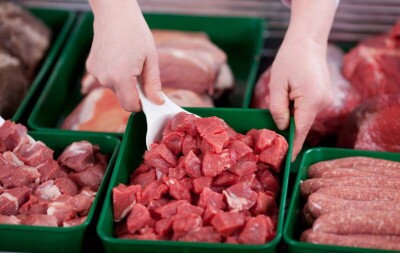 Власти хотят запретить экспорт мяса, чтобы сдержать рост цен. Фермеры против