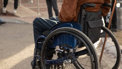 К врачу ползком: в Актобе в здании без пандусов и лифта разместили учреждение для инвалидов