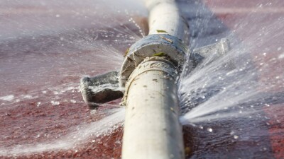 В Алматы постоянно прорывается водопровод, который проложили лишь год назад