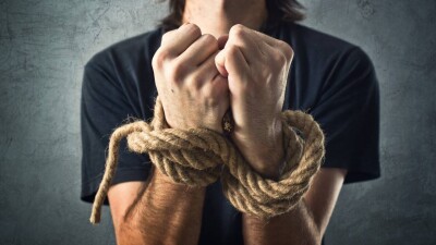 Они среди нас. Как выявить жертв торговли людьми и помочь тем, кто попал в трудовое рабство