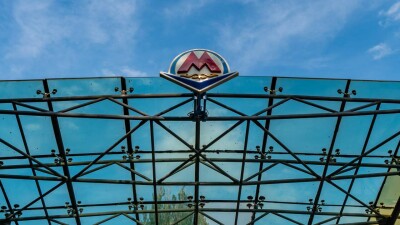 Опасные пандусы и мало лифтов. Инвалид-колясочник попробовал проехать на метро в Алматы