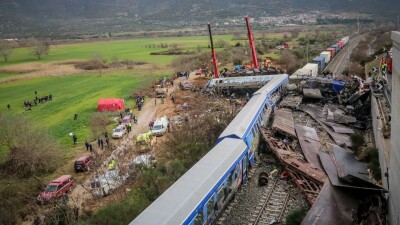 "В других вагонах люди не смогли выбраться": рассказы выживших в столкновении поездов в Греции