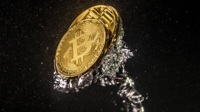 Жажда биткоина. Каждая транзакция с этой криптовалютой "выпивает" бассейн воды, считают учёные