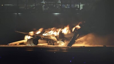 В аэропорту Токио загорелся самолёт