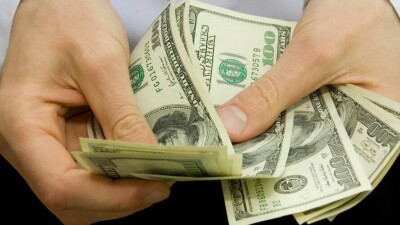 Почему дешевеет доллар и что с этим делать