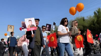 По улицам Бишкека идёт "Бессмертный полк"