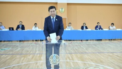 Ерлан Кошанов проголосовал на республиканском референдуме