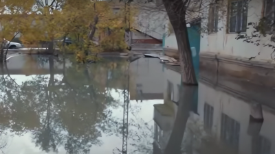 Море из нечистот. Жителям Сатпаева приходится преодолевать зловонный "водоём"
